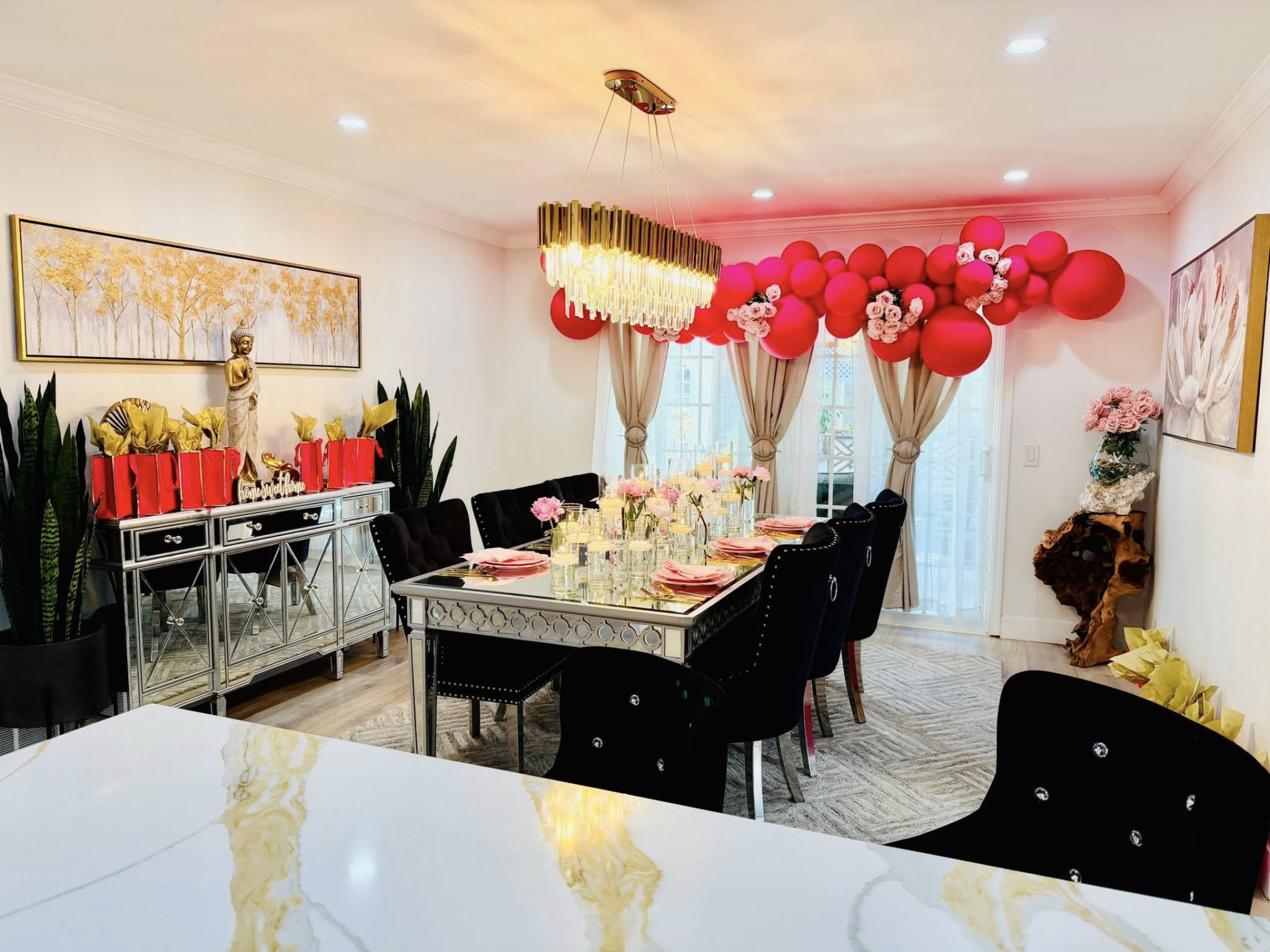 Khu vực bàn ăn đồng bộ với tổng thể kiến trúc căn nhà