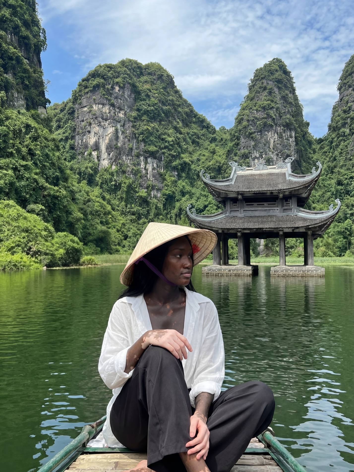 Nữ du khách da màu 