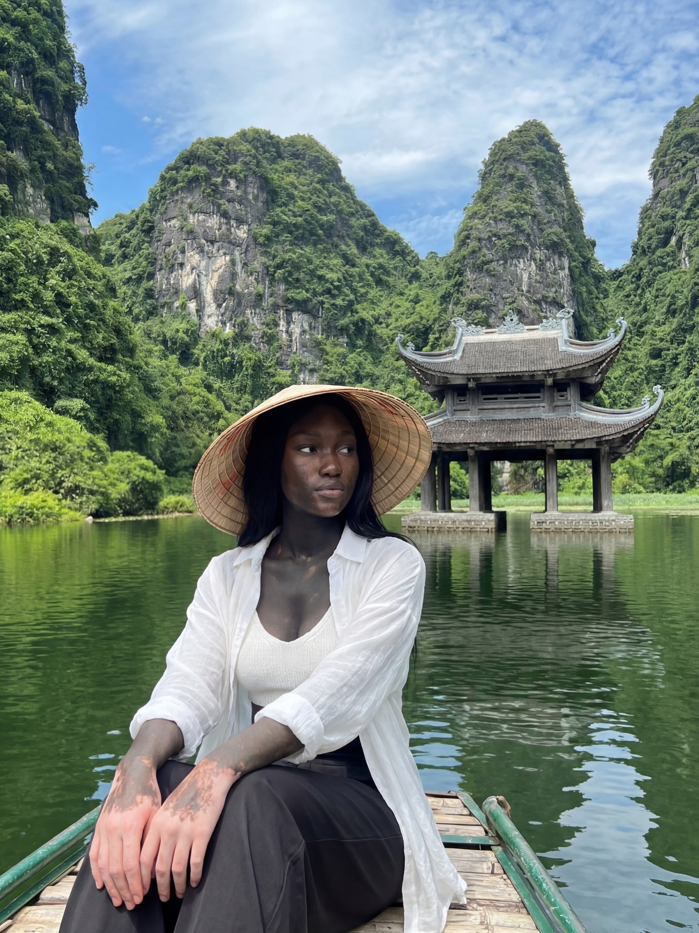 Nữ du khách da màu 