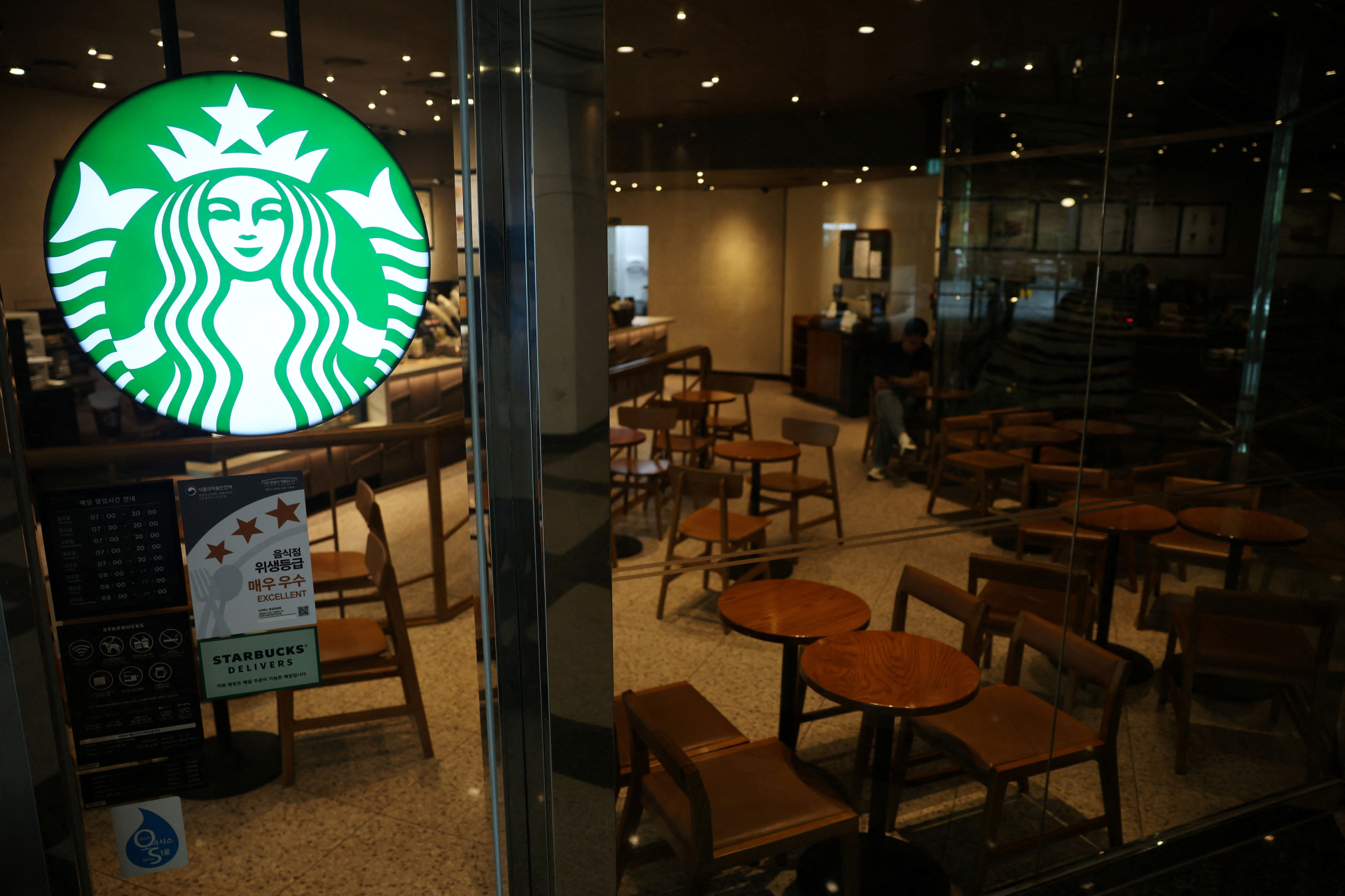 Một cửa hàng Starbucks tại Seoul, Hàn Quốc rơi vào cảnh vắng lặng đìu hiu vào ngày 26/5 sau khi làn sóng tẩy chay bùng phát.