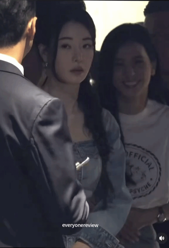 Lim Ji Yeon xinh đẹp và cuốn hút không kém dù đứng cạnh Jisoo.