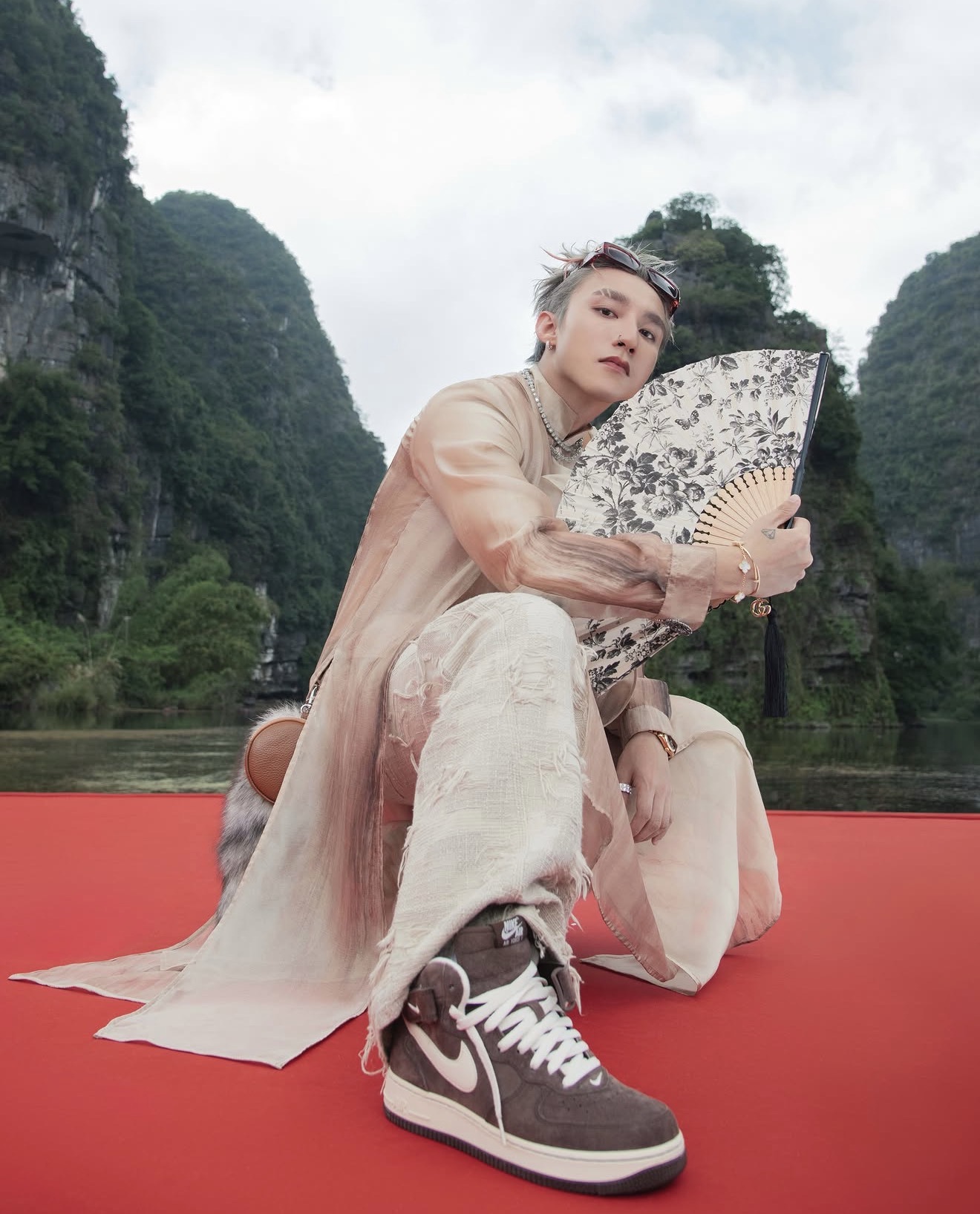 Sơn Tùng M-TP cũng đã chơi ngọc phỉ thuý, phong thuỷ Á Đông xâm chiếm niềm tin của 