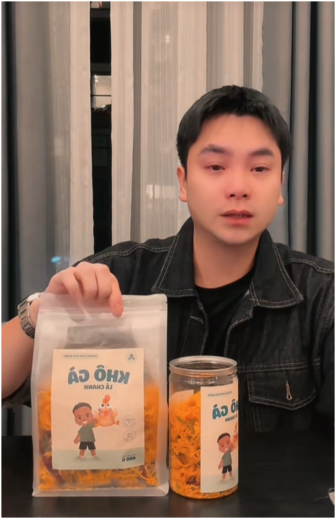 Anh từng bật khóc nức nở trên sóng livestream khi nhắc về Quang Linh Vlogs.