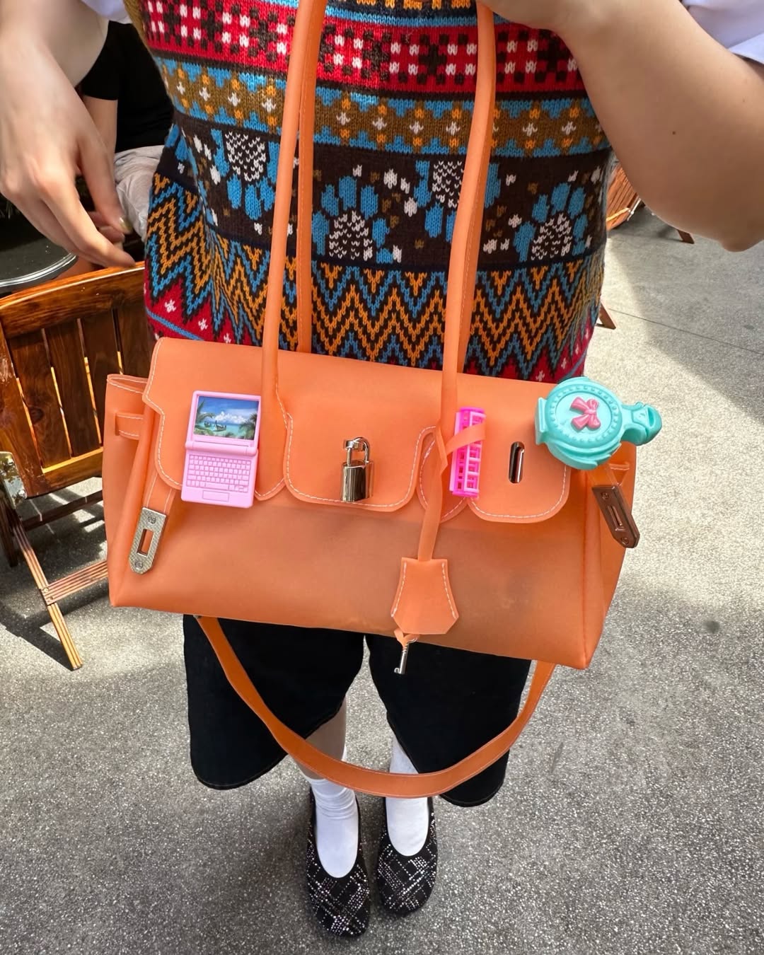 Mẫu túi lấy cảm hứng từ Hermès Birkin được làm từ chất liệu nhựa. (Nguồn: Instagram)