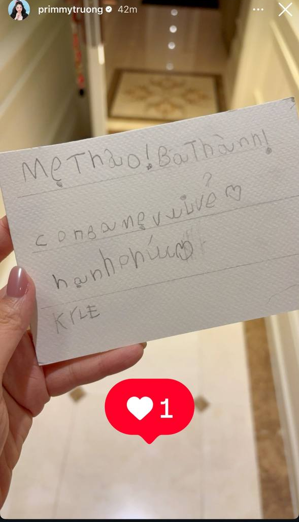 Primmy Trương đăng tải bức thiệp viết tay của con trai. Ảnh chụp màn hình.