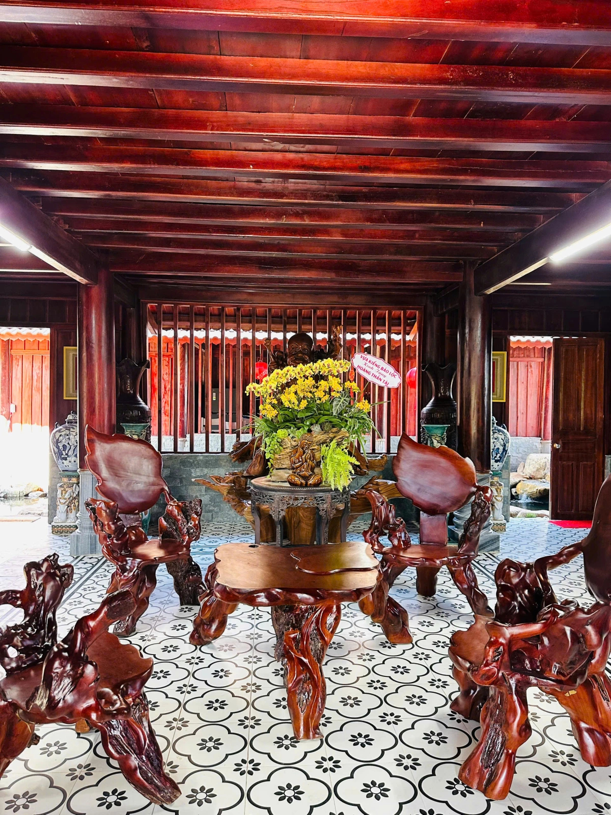 Không gian mang đậm nét hoài cổ, mọi chi tiết đều tinh xảo và được chăm chút kỹ lưỡng