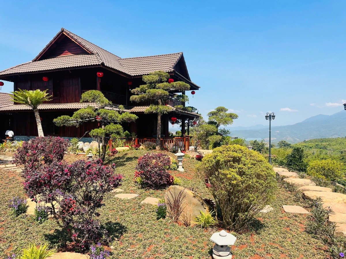 Xung quanh biệt phủ ngập tràn cây hoa cảnh