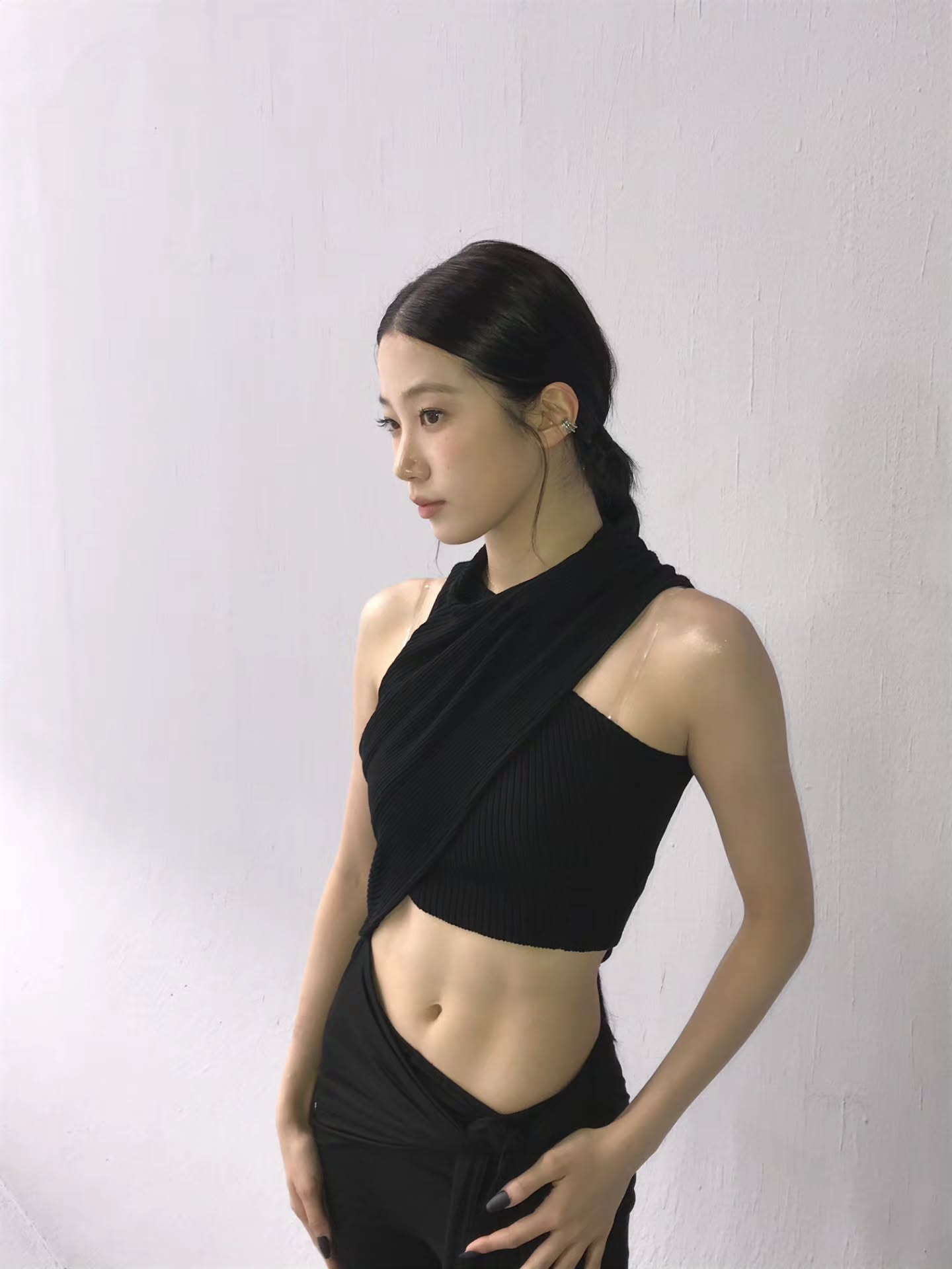 Kazuha khoe cơ bụng săn chắc vạn người mê. (Ảnh: Instagram)