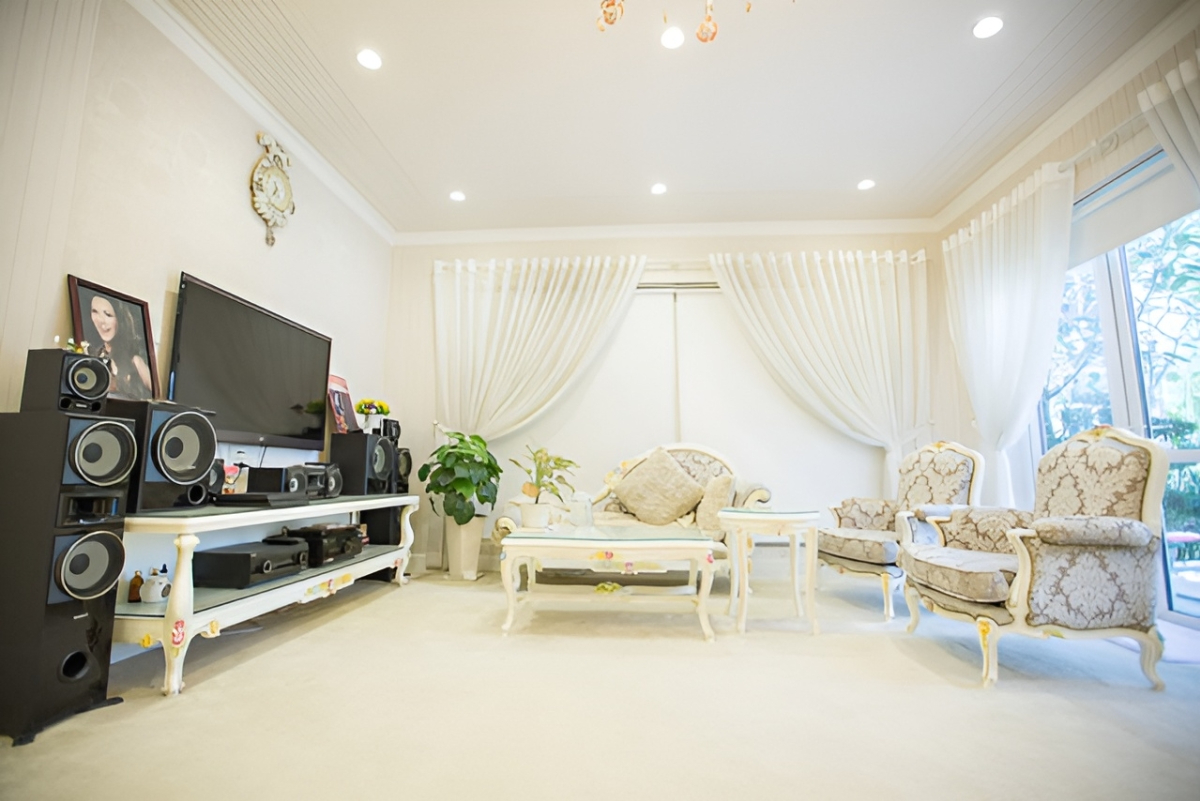Nội thất trong nhà được bài trí tinh tế, đẹp mắt