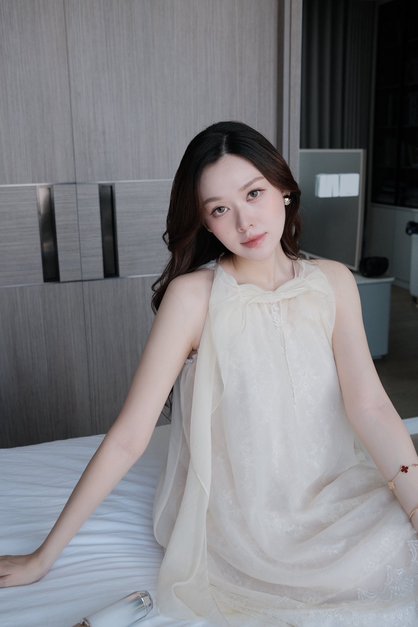 Trước khi xác nhận mang thai con thứ 2, Á hậu Tường San đã bị soi hàng loạt hint đang có tin vui. Ảnh: FBNV