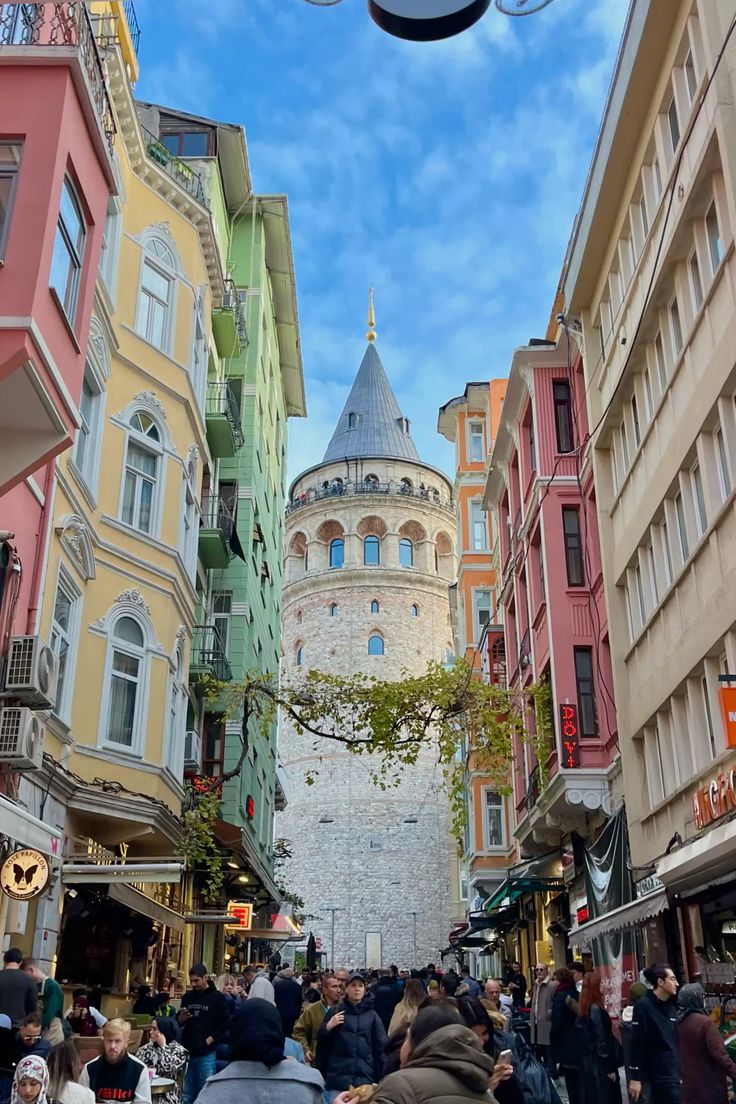 Tháp Galata, tòa tháp đá từ thế kỷ 14 với tầm nhìn bao quát Golden Horn và bán đảo lịch sử.