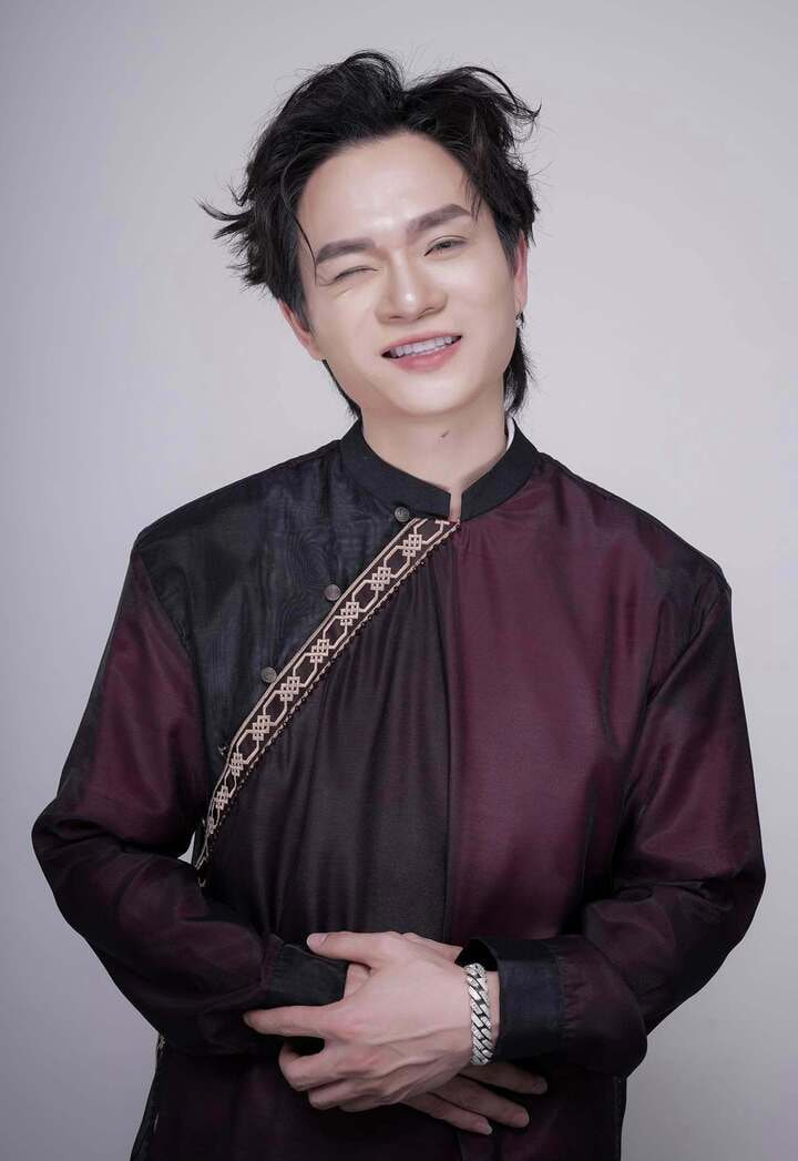 Tuấn Cry hiện đang hoạt động nghệ thuật chuyên nghiệp với nhiều vai trò đa dạng như ca sĩ, nhạc sĩ và rapper
