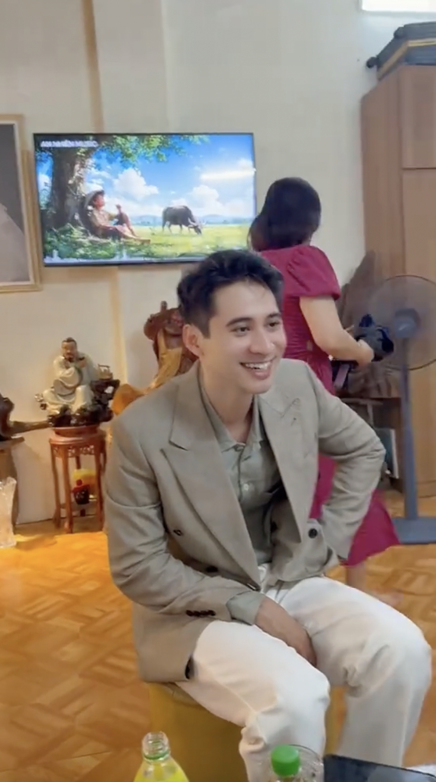 Không gian trong nhà Tuấn Ngọc khá giản dị (Ảnh chụp màn hình/ Đạo diễn Hoàng Nhật Nam)