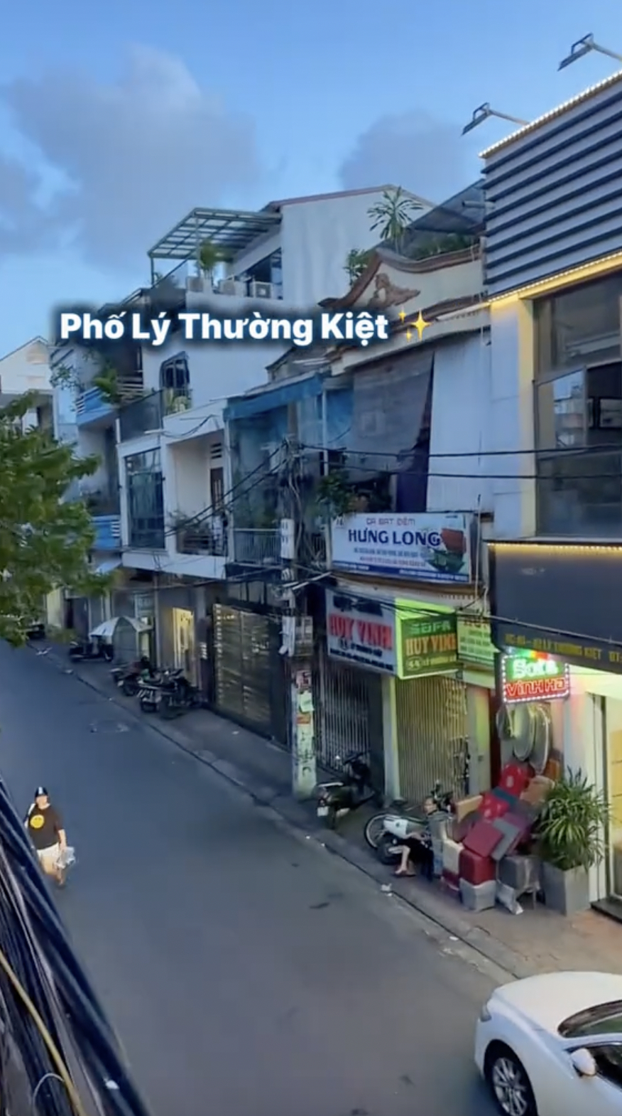 Từ ban công căn nhà nhìn xuống phố Lý Thường Kiệt (Hải Phòng) (Ảnh chụp màn hình/ Đạo diễn Hoàng Nhật Nam)