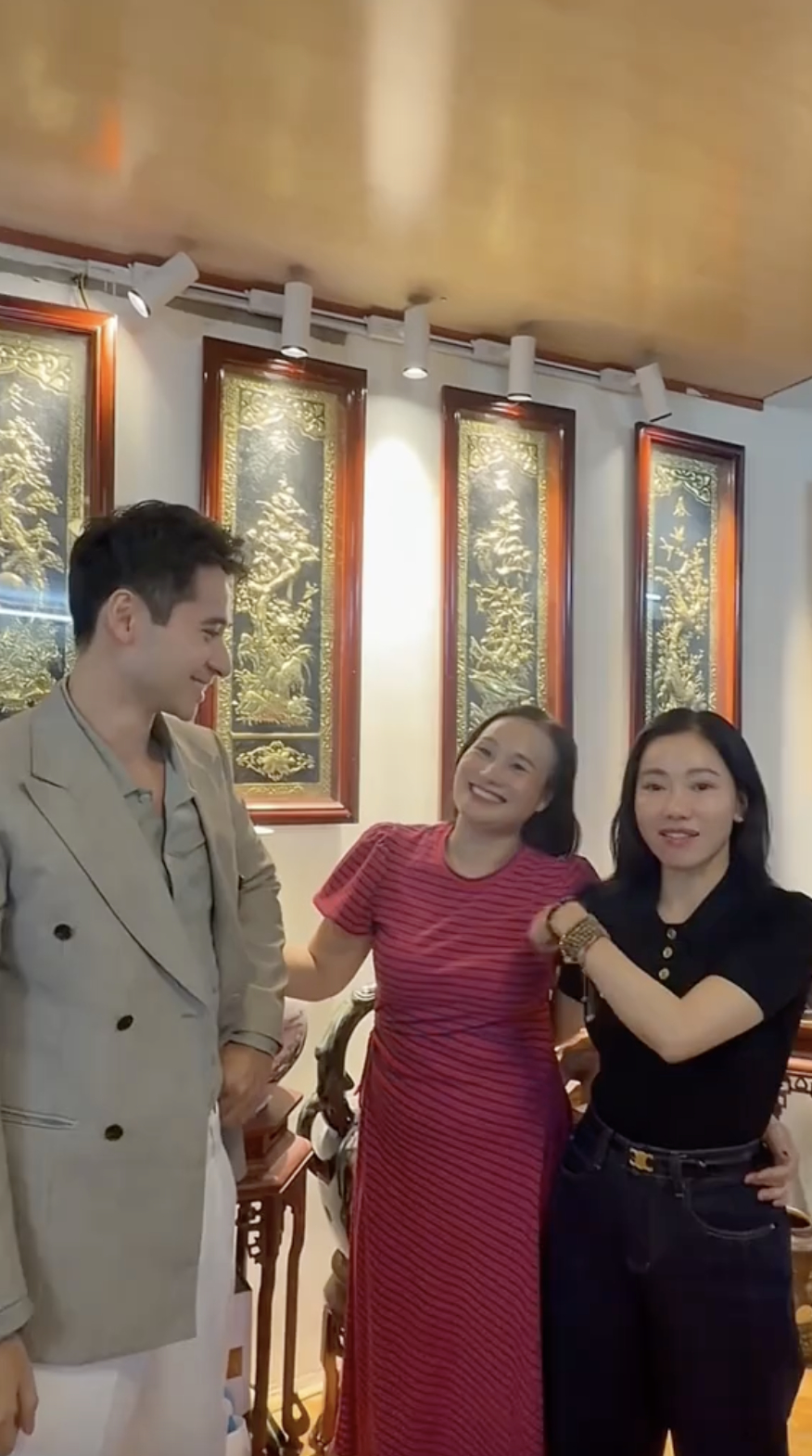 Tuấn Ngọc cùng với mẹ và 