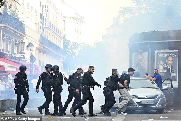 Bạo loạn bùng phát tại Paris khi diễn ra trận chung kết Champions League, đường phố hoàn toàn hỗn loạn