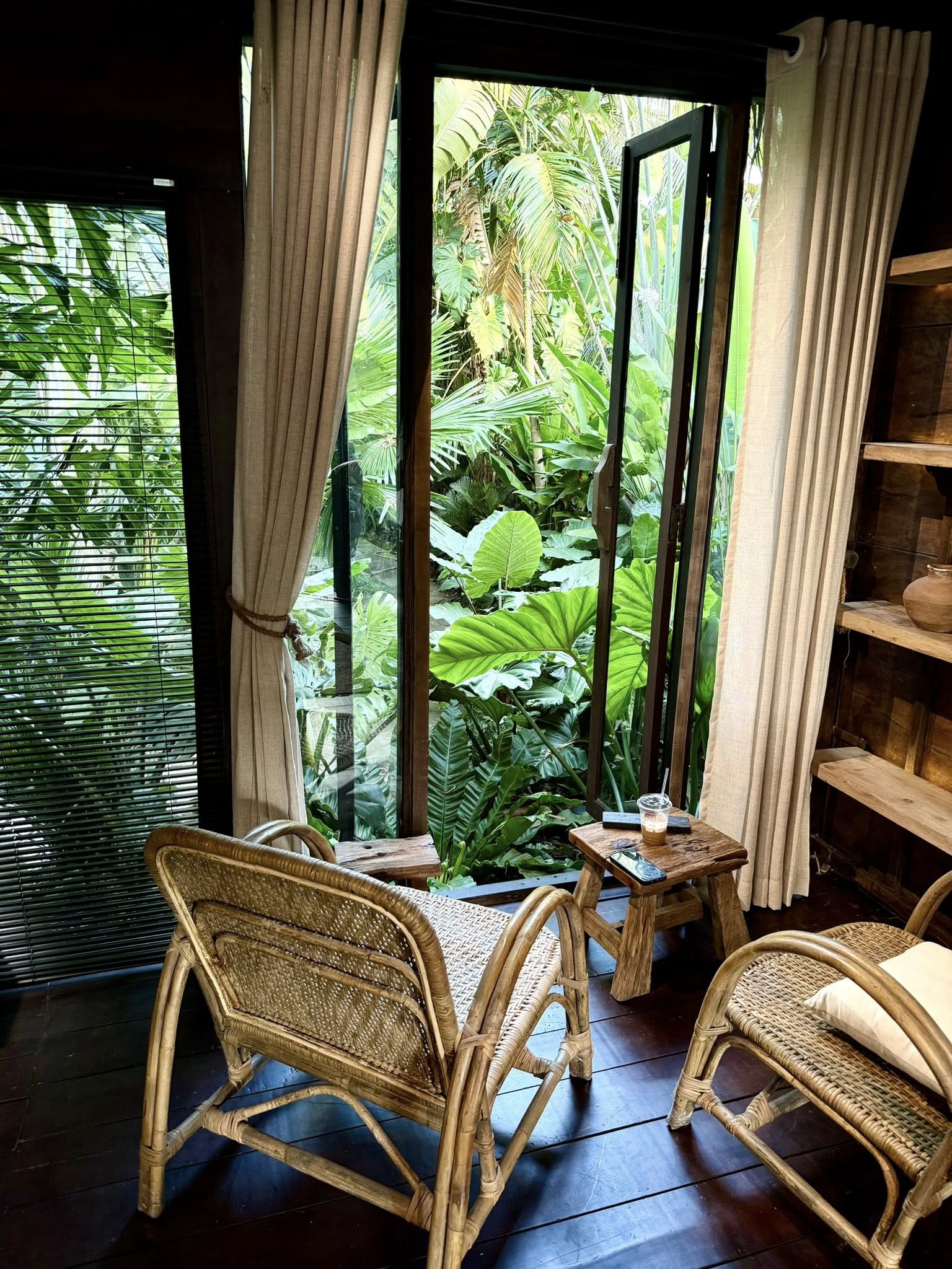 Mỹ nhân showbiz tái hôn với thiếu gia miền Tây: Sống trong nhà vườn rộng 12.000m², góc nào cũng chill hết nấc