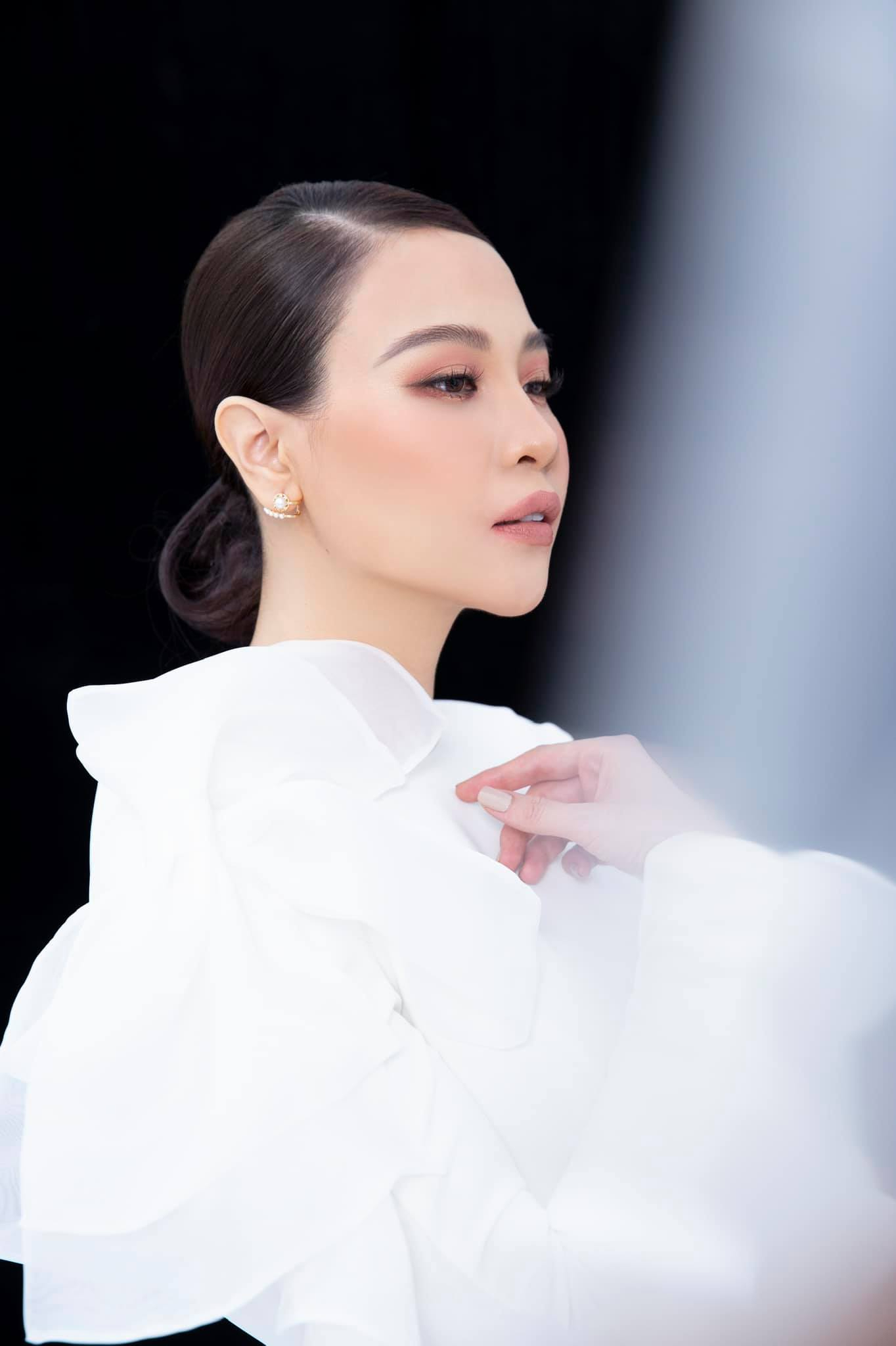 Mỹ nhân showbiz bỏ hết hào quang, làm dâu gia tộc nghìn tỷ: Sống trong biệt thự hoành tráng, gara rộng đến mức chứa 6 siêu xe