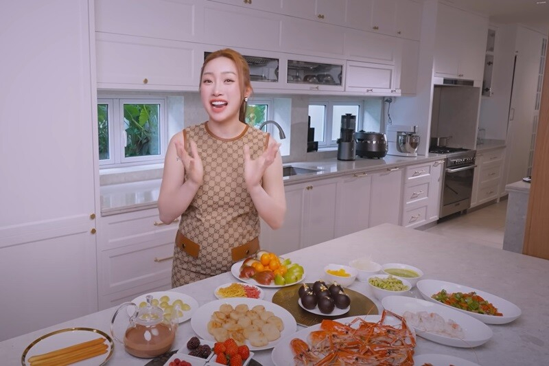 Góc bếp rộng rãi trong biệt thự của Chi Bảo - Lý Thuỳ Chang