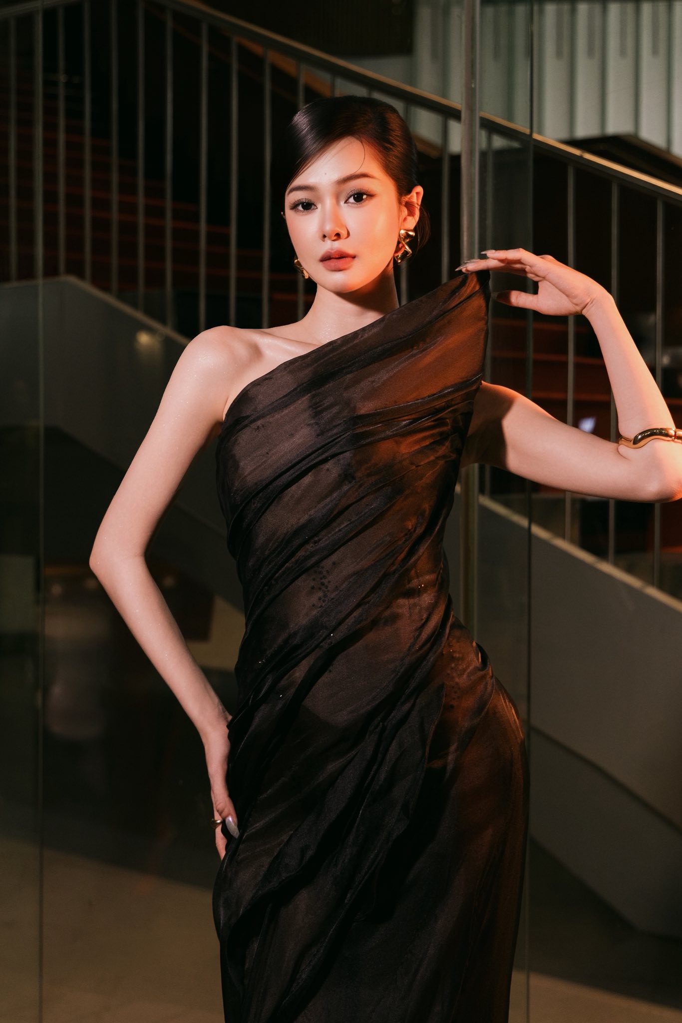 Tóm dính cặp đôi nhạc sĩ - diễn viên Vbiz nắm tay nhau quấn quýt không rời, từ đằng sau đã thấy tình phát hờn