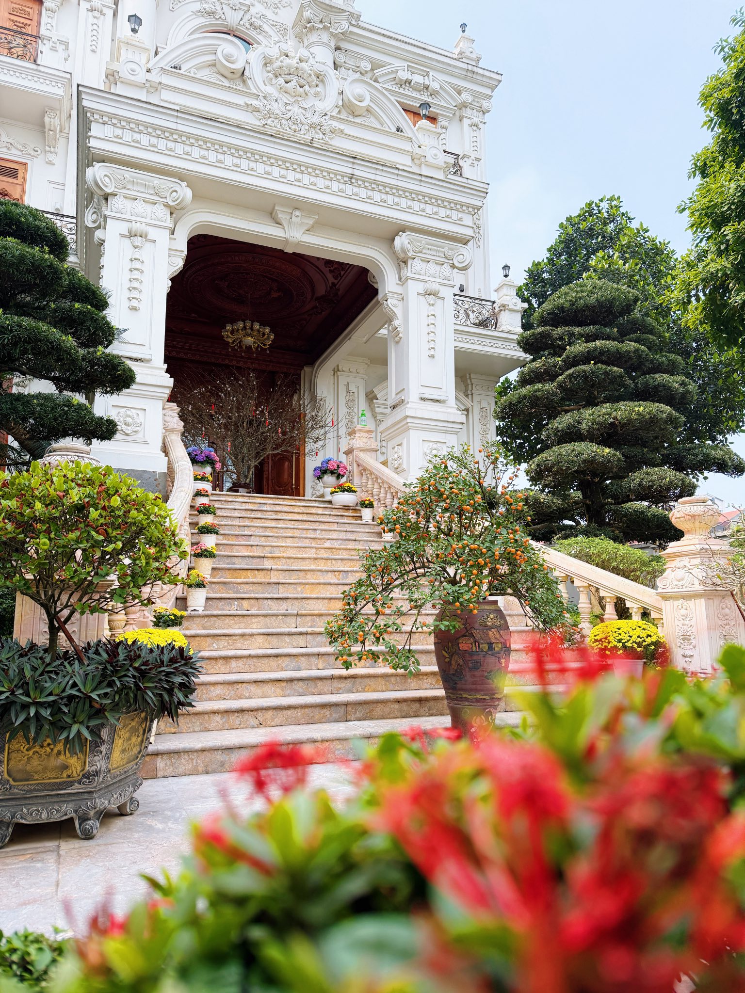Dinh thự đẹp như lâu đài của vợ chồng Hạnh Xuka