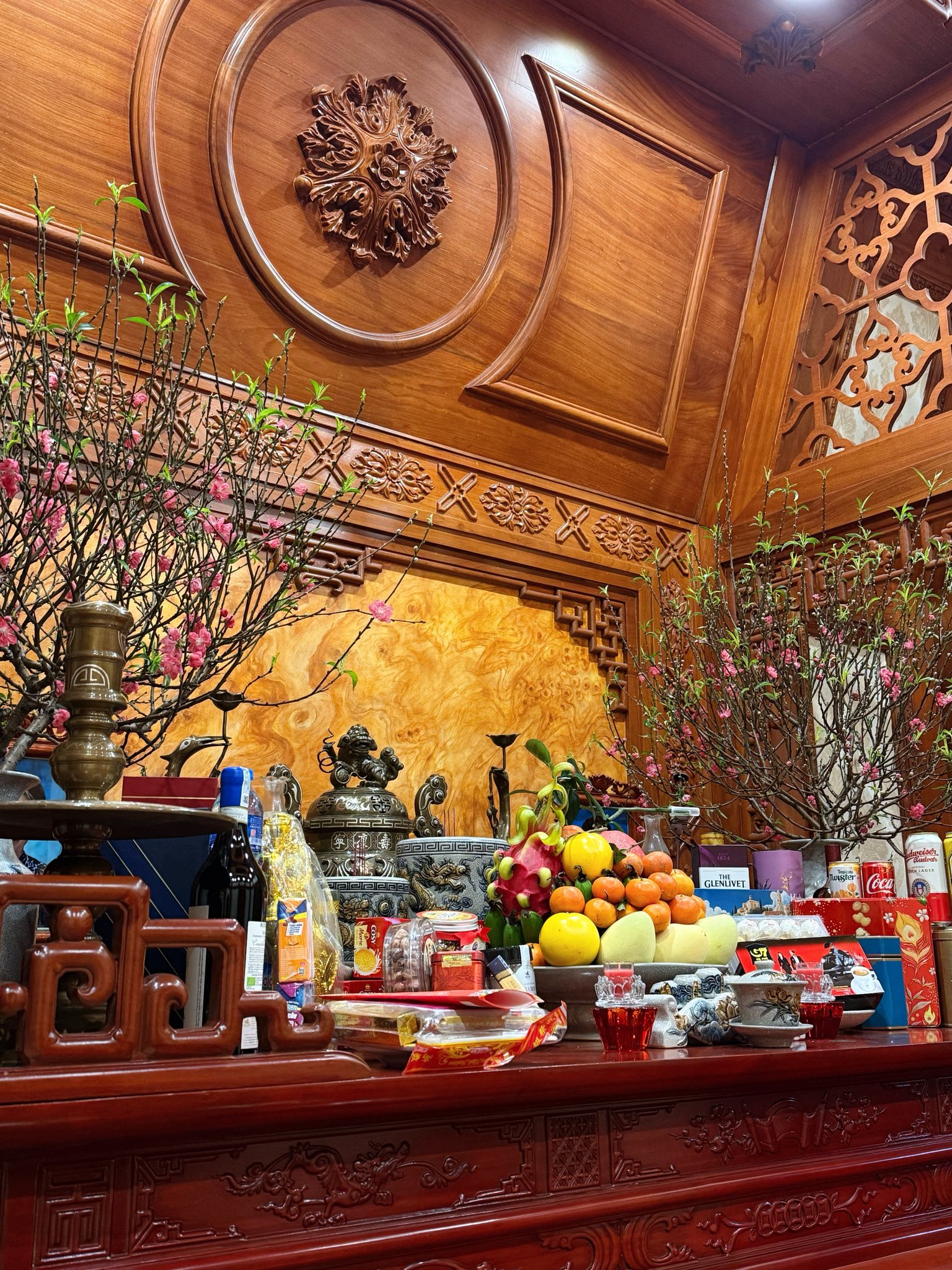Không gian bàn thờ trang nghiêm, được sắp xếp gọn gàng, chỉn chu.