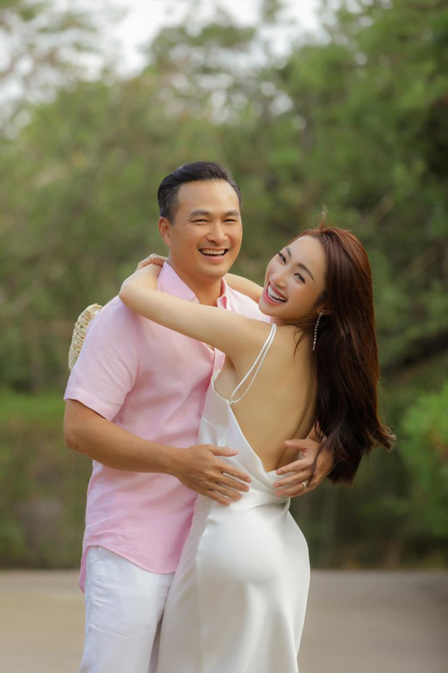 Nam nghệ sĩ Việt kết hôn với vợ đại gia kém 16 tuổi: Sở hữu biệt thự sân vườn hoành tráng, đẹp như resort 5*