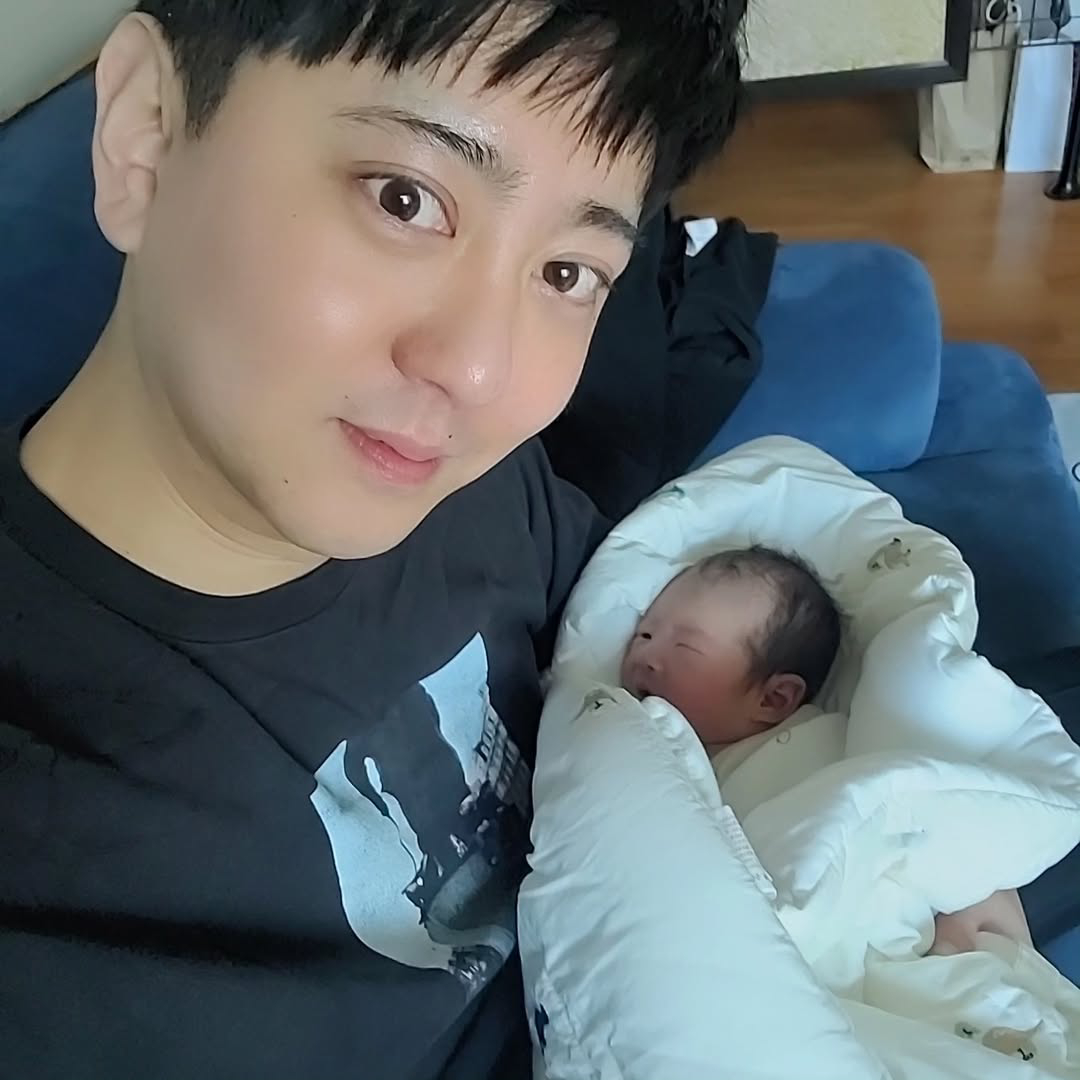 Nam ca sĩ Lee Dong Wook sinh ra tại Hàn Quốc, nhưng anh lại hoạt động tích cực ở thị trường Nhật Bản. Ảnh: Nate