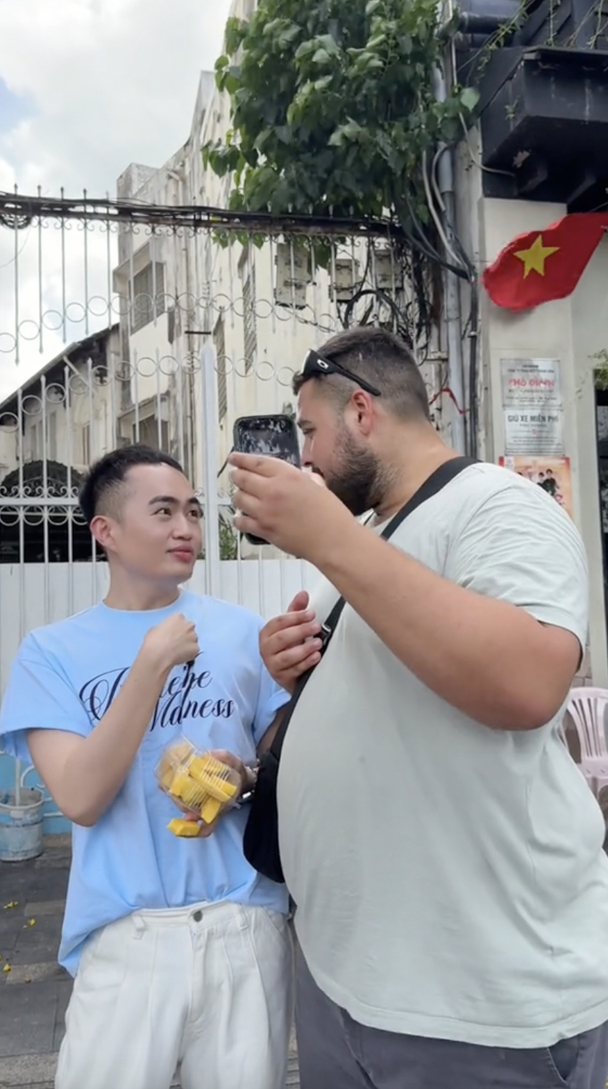 Khách Tây đến Việt Nam, từ chối chụp ảnh với chàng trai tình cờ gặp ở gánh hàng rong: Biết ra danh tính thì bất ngờ