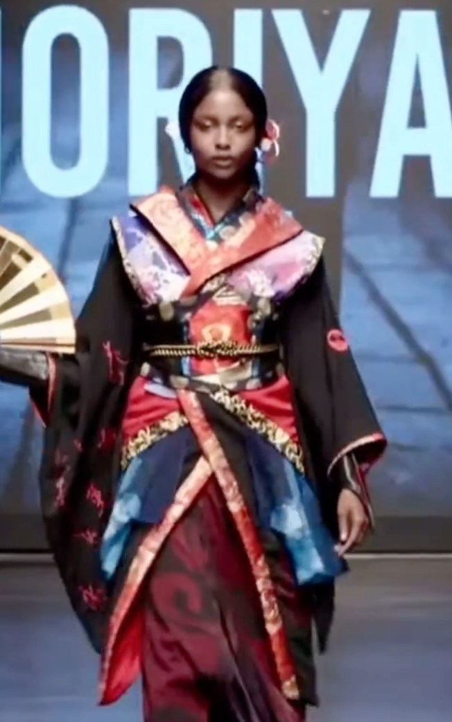   Mỹ nhân sinh năm 1998 cũng từng có cơ hội được sải bước trên sàn diễn ở New York Fashion Week và Paris Fashion Week.  