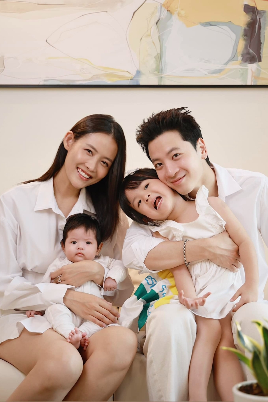 Mỹ nhân showbiz 31 tuổi vẫn sành điệu ngang gái trẻ, không ai tin cô ấy đã làm mẹ 2 con