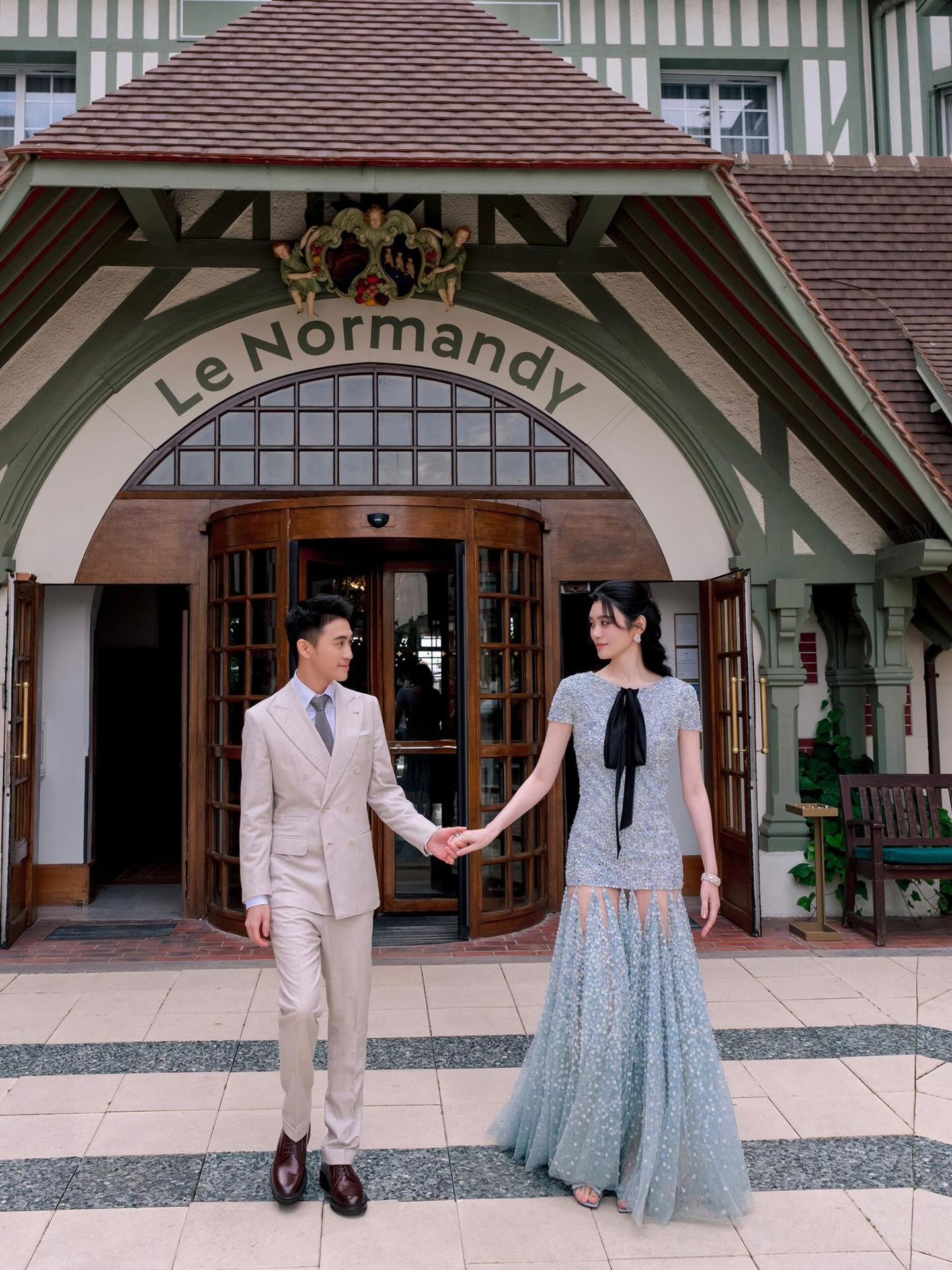 Đi làm thì ngã sấp mặt, cô gái va phải
