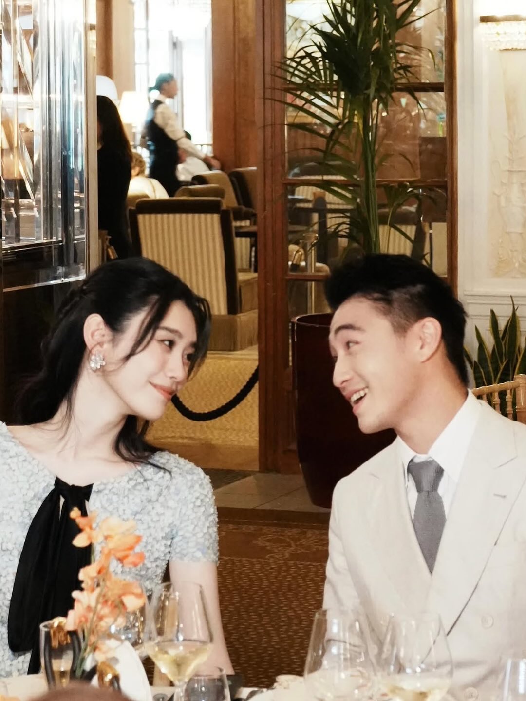 Đi làm thì ngã sấp mặt, cô gái va phải