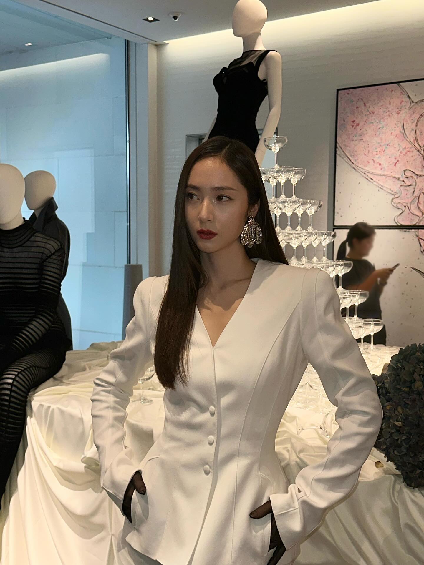 Đối thủ của Kim Ji Won ngồi uống nước cũng sang, 17 năm khí chất người giàu chưa bao giờ giảm