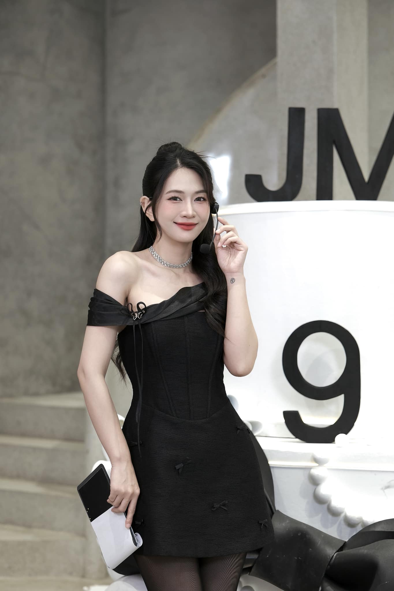 Hình xăm trên tay trái của Lê Bống.
