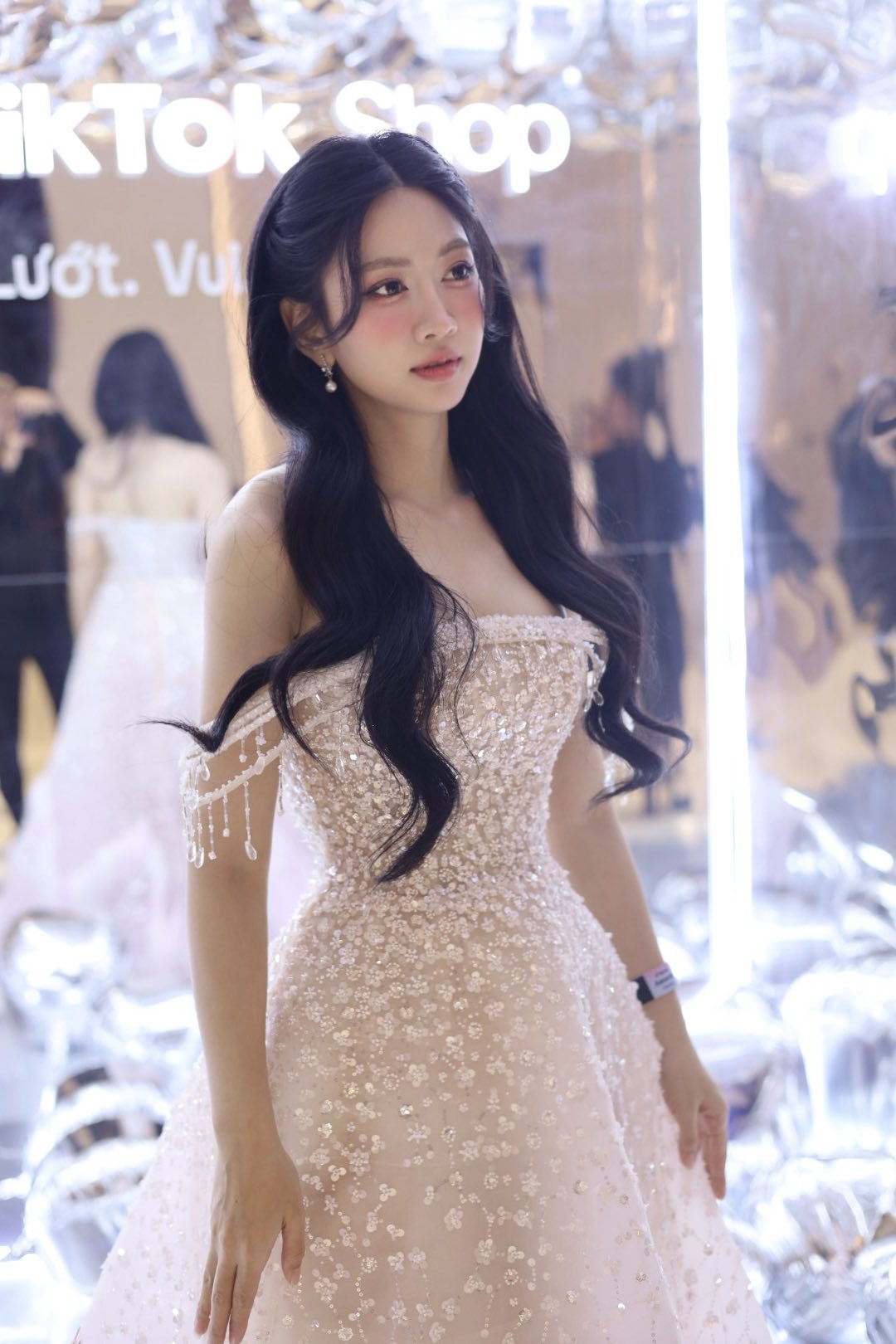 Lê Bống vướng nhiều ồn ào thời gian gần đây. 