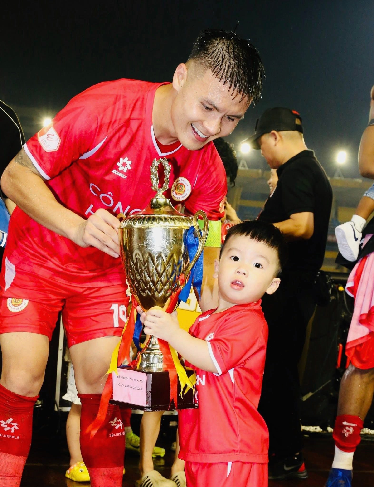 Bé Lido - con trai đầu lòng của cầu thủ Quang Hải.