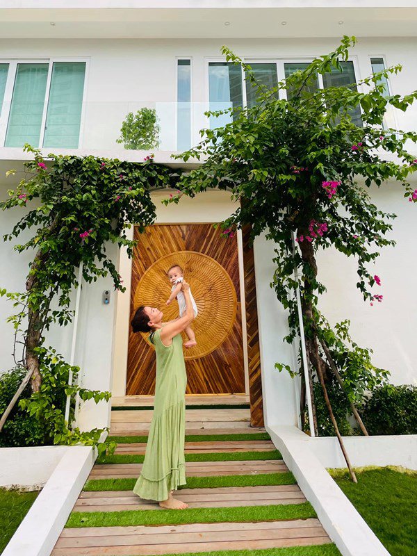 Phía trước căn biệt thự ven sông của Hồ Ngọc Hà