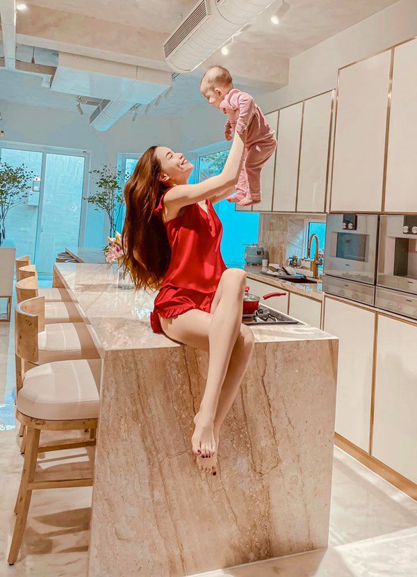 “Mỹ nhân đắt giá nhất showbiz” ở biệt thự 30 tỷ ven sông giữa lòng Thảo Điền: Đẳng cấp thượng lưu là đây!