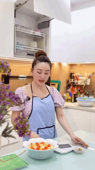 Vy Oanh thường tự tay vào bếp để chuẩn bị món ngon cho cả gia đình.