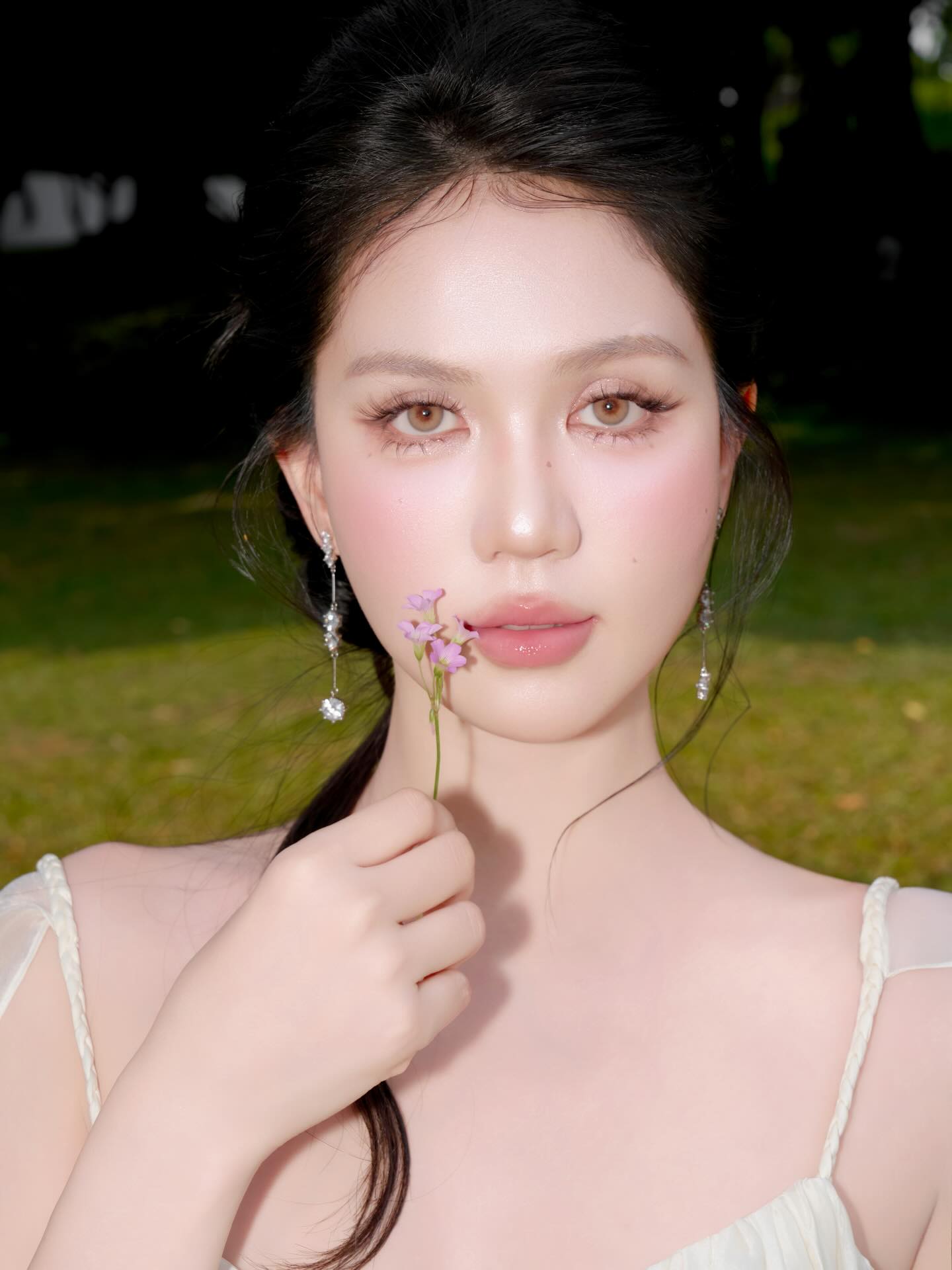 Các layout makeup của Ngọc Trinh vẫn thiên hướng trong trẻo, ngọt ngào để làm nổi bật làn da trắng mịn. (Ảnh: IGNV)