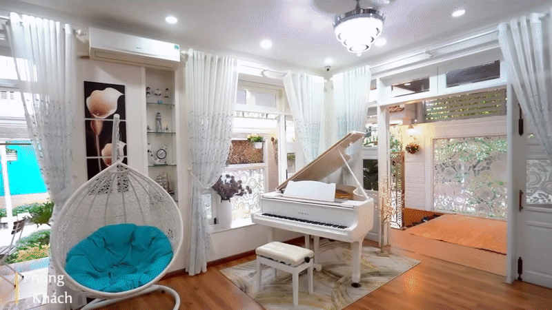 Không gian phòng khách to rộng, được bài trí theo phong cách hiện đại, trẻ trung