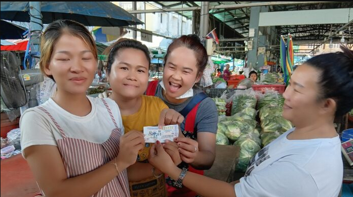 Nhiều người đã đến chúc mừng cô gái