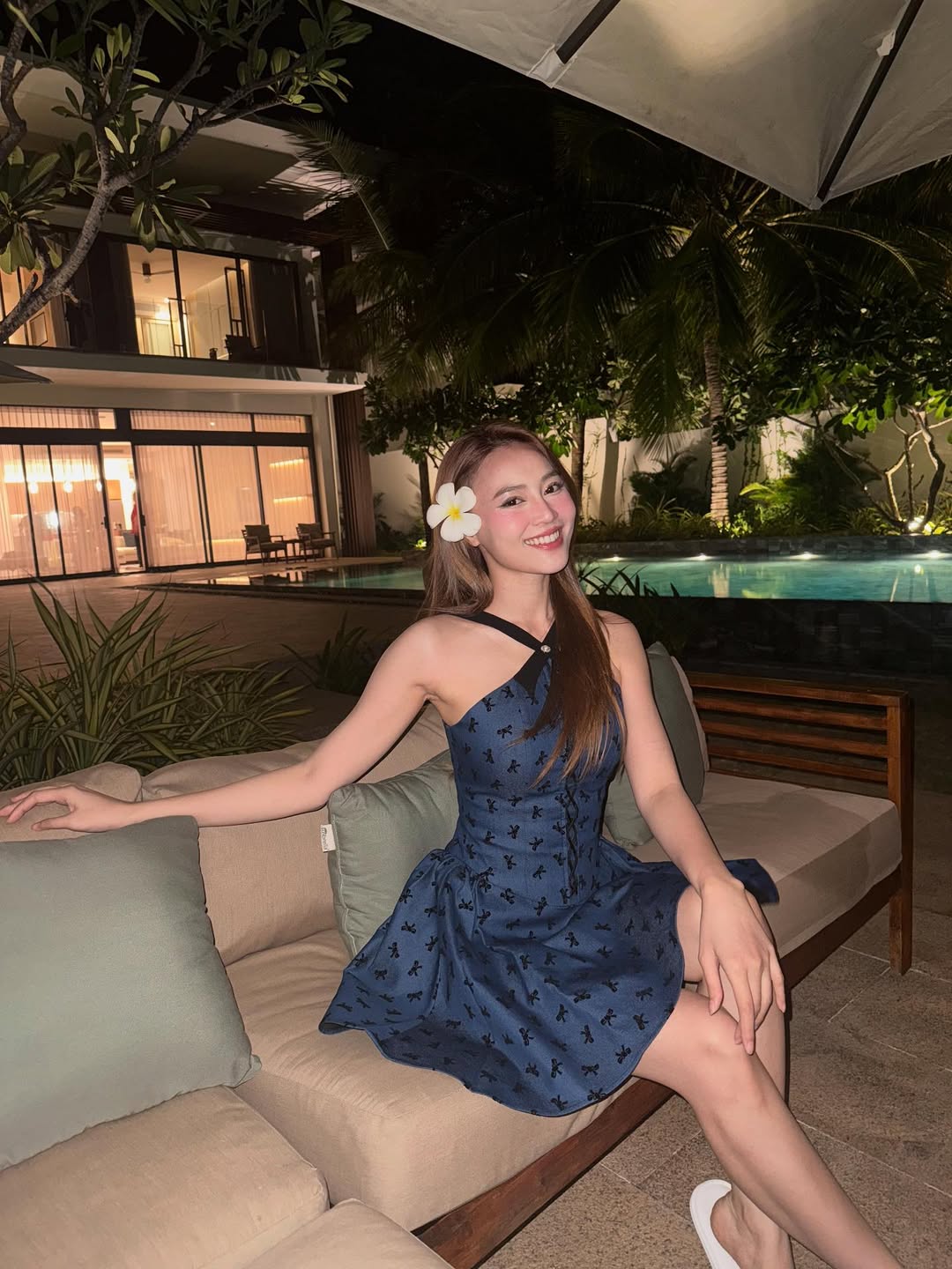Nếu những set bikini ghi điểm bằng vẻ ngoài trẻ trung và năng động thì ở outfit này, nữ diễn viên mang đến hình ảnh nữ tính và trưởng thành hơn. Cô diện chiếc váy màu xanh navy với phom dáng ôm nhẹ phần thân trên và xòe mềm ở chân váy, giúp tôn lên bờ vai thanh mảnh cùng vóc dáng cân đối. Không cần những thiết kế cắt xẻ táo bạo, Lan Ngọc vẫn toát lên nét cuốn hút riêng nhờ cách lựa chọn trang phục hài hòa giữa sự gợi cảm và thanh lịch.