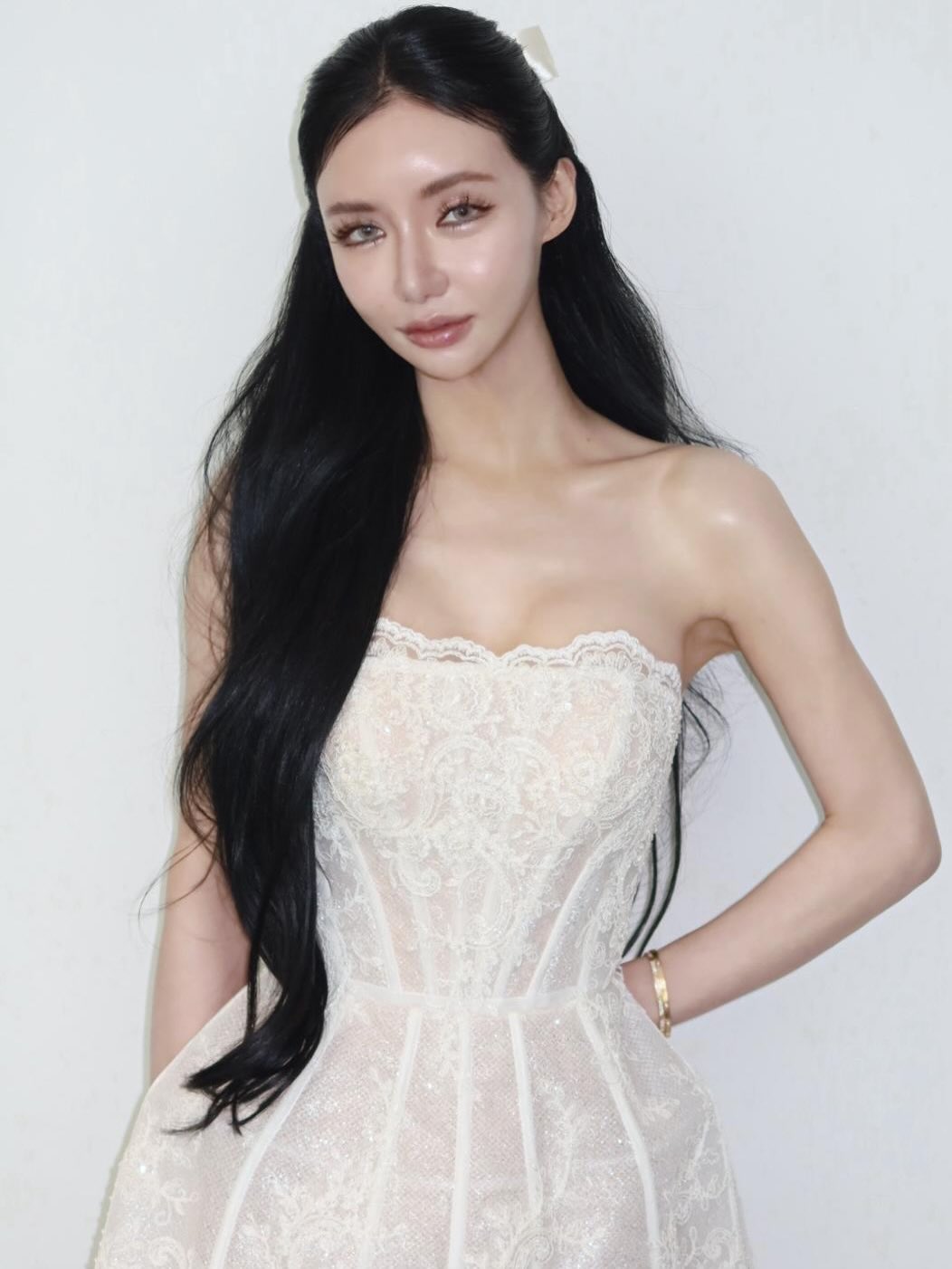 Gương mặt bị nhiều người nhận xét là có nhiều điểm khác lạ, đơ cứng.