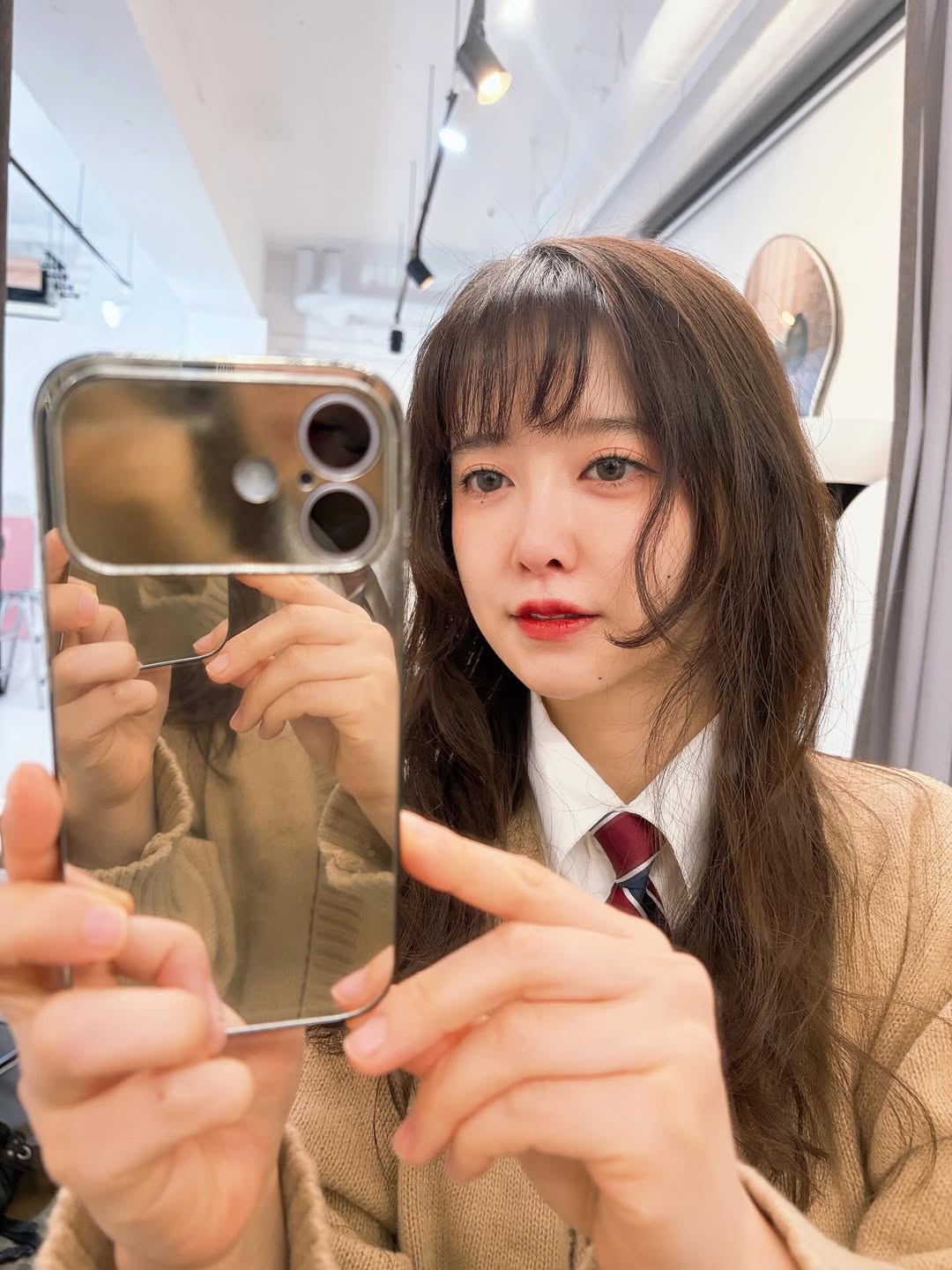 Bộ hình này được chụp vào hôm Goo Hye Sun quay chụp tài liệu quảng cáo cho sản phẩm lô cuốn tóc do chính cô phát minh. Ảnh: IGNV