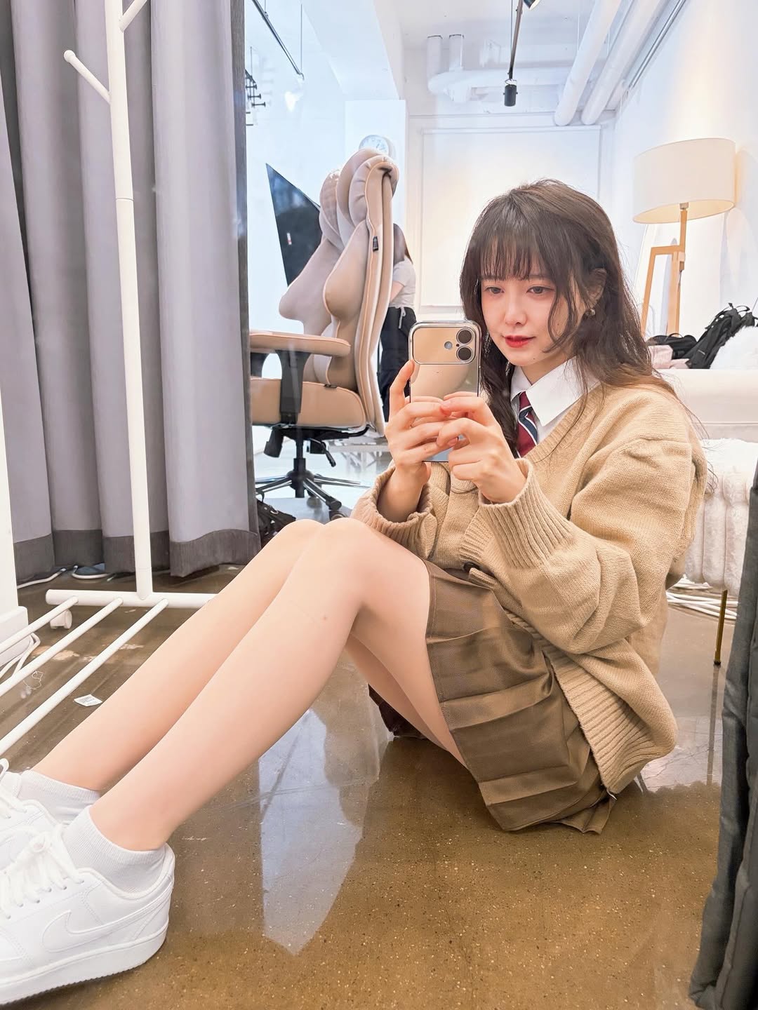 Goo Hye Sun vừa gây sốt khi chia sẻ lên trang cá nhân loạt ảnh khoe đôi chân nuột nà, trắng mịn màng không tỳ vết. Ảnh: IGNV