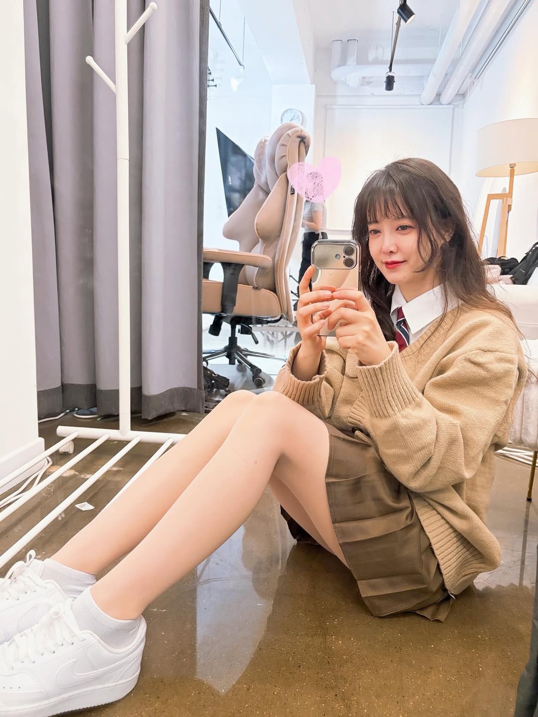 Đố ai làm lại Goo Hye Sun: Đăng 4 ảnh khoe chân nõn nà đã đủ khiến bạn trai tin đồn Lee Min Ho bị réo gọi khắp MXH 