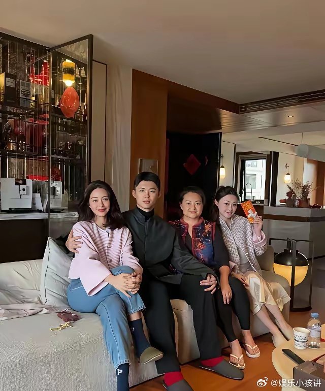Minh tinh Cbiz cùng chồng thiếu gia, mẹ chồng và em chồng. Ảnh: Sina. 