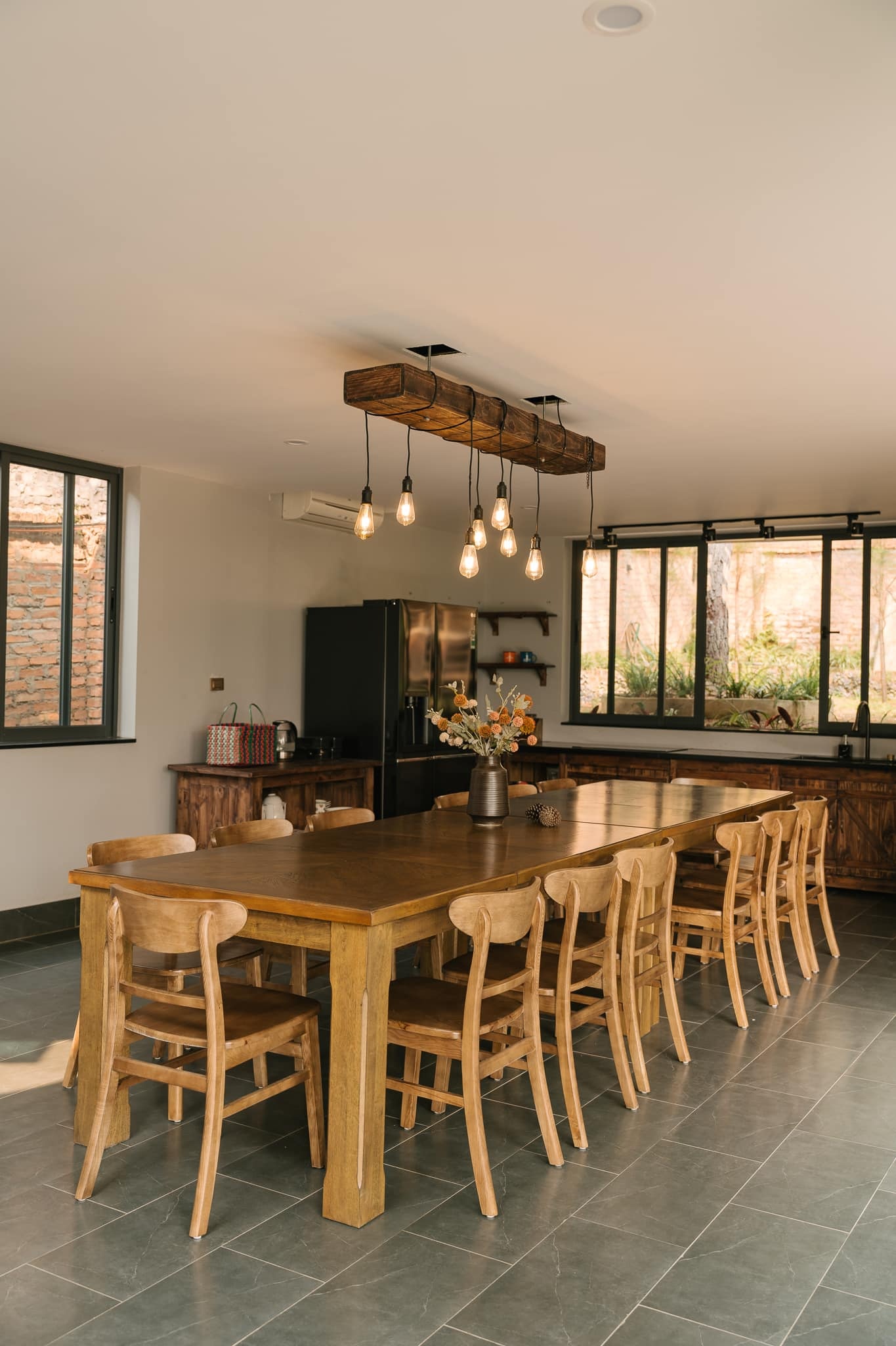 Sao nam hạng A cưới cô bạn thanh mai trúc mã: Mua đứt biệt thự rộng 4.000m², bước vào ngỡ đang ở resort cao cấp